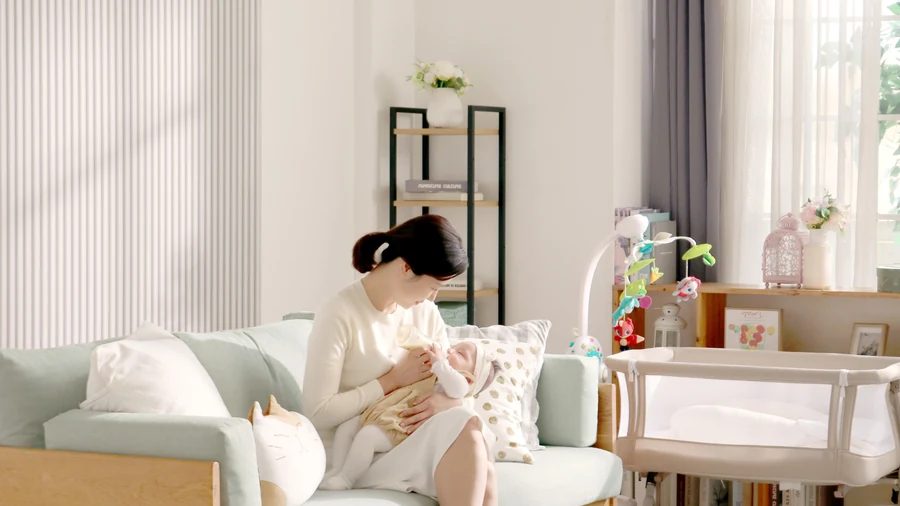 Mama s bábätkom a fľašou Grosmimi